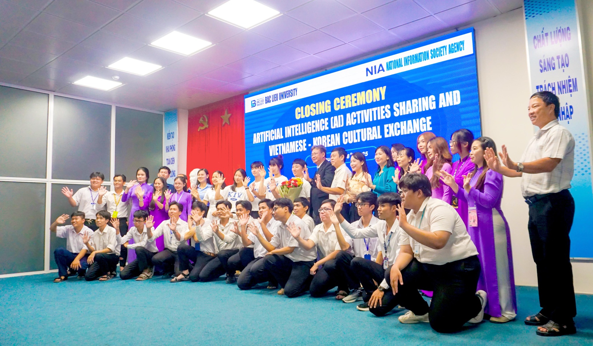 Sinh viên Khoa Kỹ thuật và Công nghệ tham dự lễ tổng kết hoạt động của Đoàn tình nguyện viên Hàn Quốc (NIA)